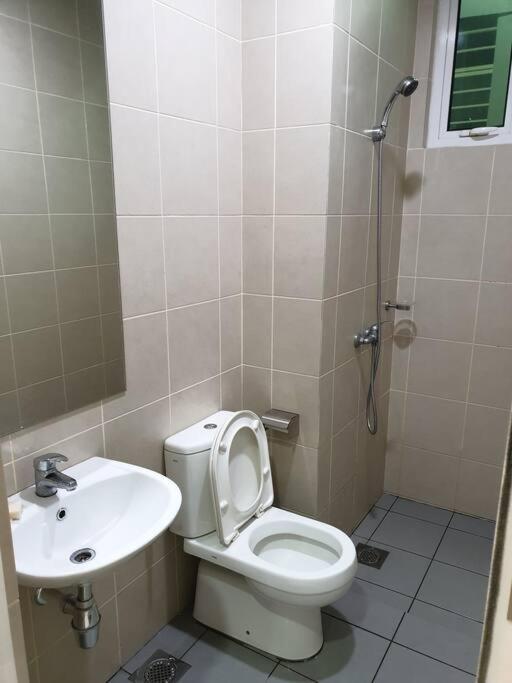 Direct Qbm & Ikea *Highfloor Sunrise Seaview Condo 바얀레파스 외부 사진